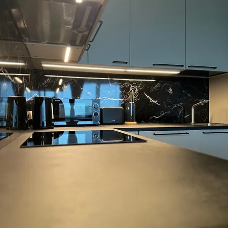 The Golden Waves - Family In Lägenhet