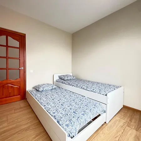 The Golden Waves - Family In Apartman *