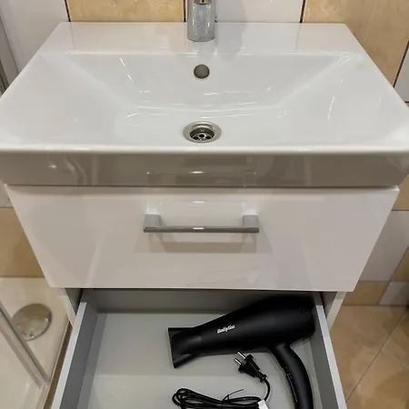 The Golden Waves - Family In Lägenhet