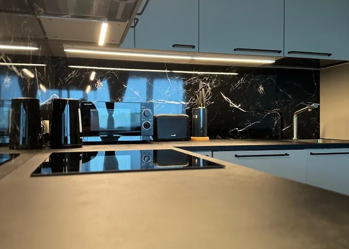 The Golden Waves - Family In Appartement