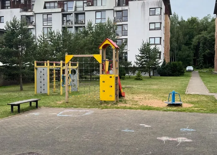 The Golden Waves - Family In Appartement *