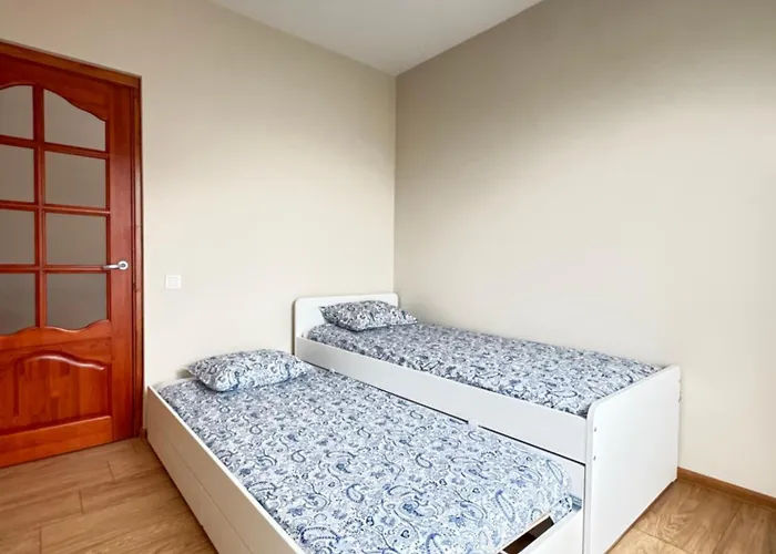 The Golden Waves - Family In Appartement *